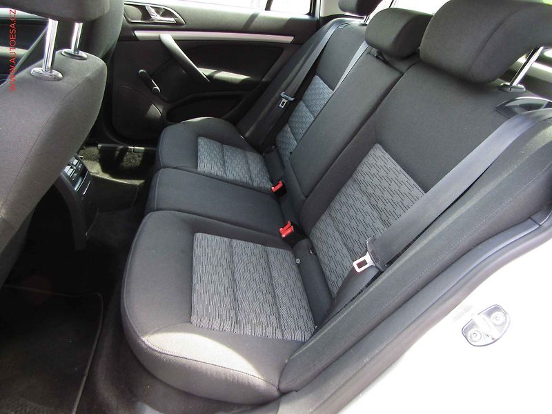 Škoda Octavia (2012) 2.0TDi, ČR, DSG, STK4/28 - fotka 10 z 20