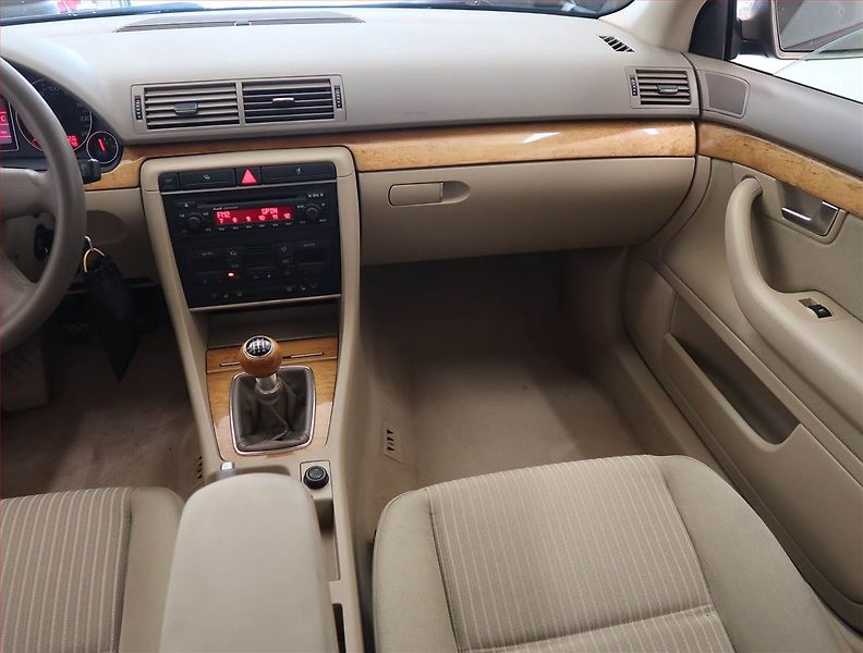 Audi A4 (2005) 2.0, po STK, Tažné, rezervace - fotka 8 z 13