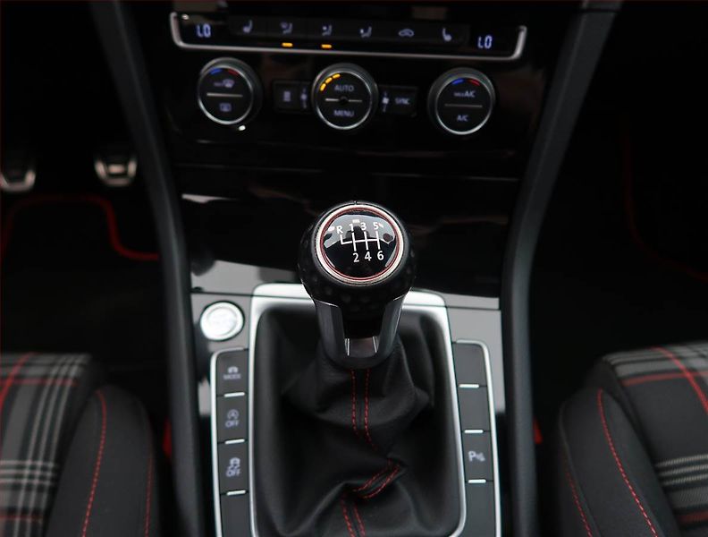 Volkswagen Golf (2019) 2.0 GTI Performance - fotka 13 z 24