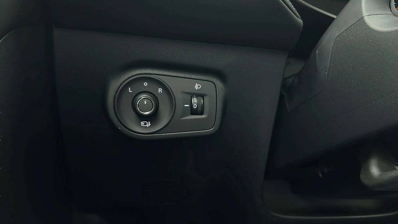 MG ZS HEV EXCLUSIVE 1.5L (145kW) SUV - fotka 37 z 49
