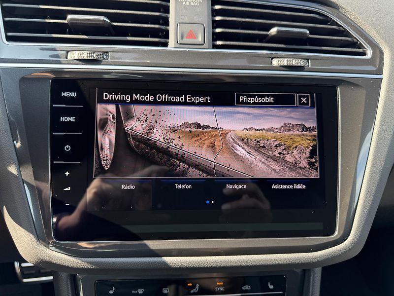 Volkswagen Tiguan R-Line 2,0 TSi/180kW 4x4 DSG - fotka 49 z 114