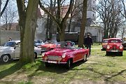 Kulatá světla, blýskající se chromy, brumlavé motory. Majitelům historických skvostů vyšla jejich první letošní projížďka na jedničku.