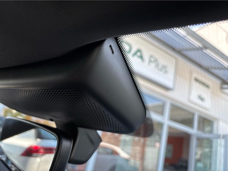 Škoda Karoq 1,5 TSI 110 kW SPORTLINE DSG - fotka 21 z 30