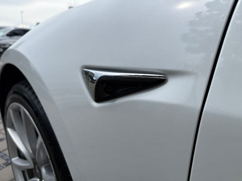Tesla Model 3 Long Range AWD - fotka 6 z 38