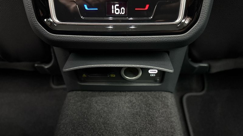 Volkswagen Passat 2.0 TDI DSG Elegance Variant - fotka 22 z 27