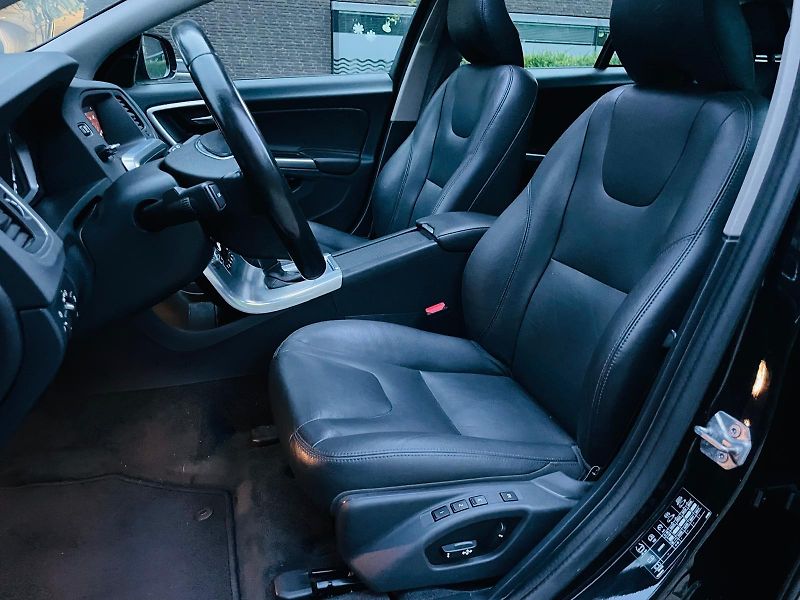 Volvo V60 2.4D4 5V AUTOMAT KAMERA TAŽNÉ - fotka 29 z 50