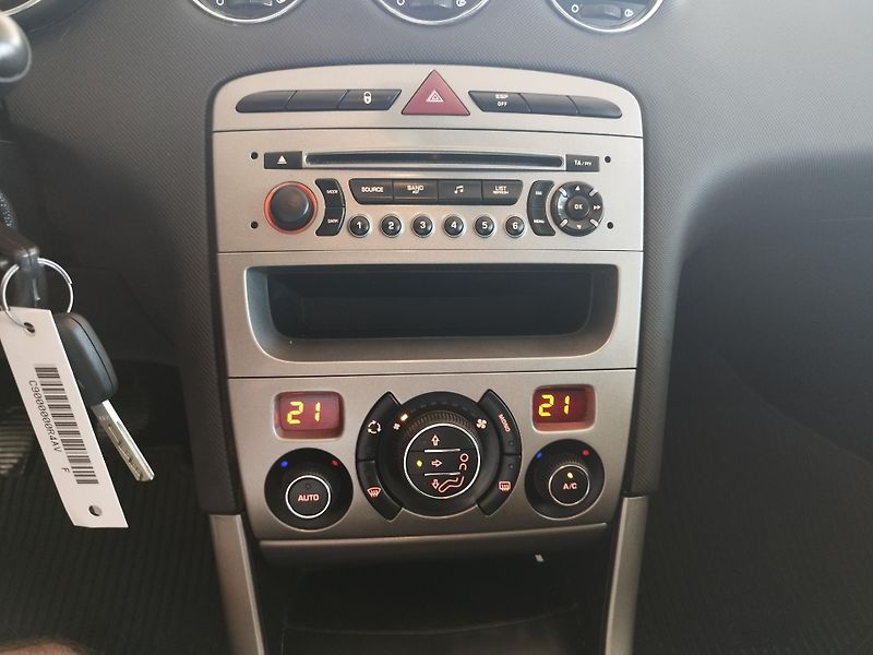 Peugeot 308 (2010) 1,6HDI,80KW,7MÍST,PANOR,SER.KN - fotka 24 z 31