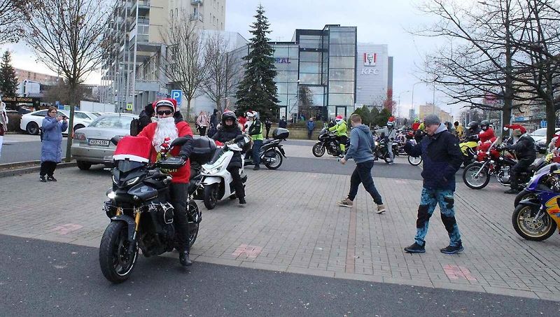 Konvoj motorkářů převlečených za Santa Clause již pošesté projel centrem města Mostu. Na snímku je nádherně vyzdobený 