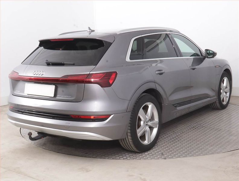 Audi e-tron (2020) S-Line 50 quattro - fotka 5 z 19