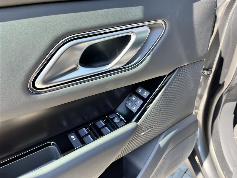 Land Rover Range Rover Velar 2,0 D200 DYNAMIC SE AWD - fotka 12 z 37