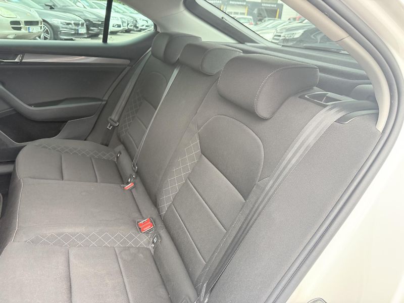 Škoda Superb 2.0 TDi 110kw - fotka 26 z 29