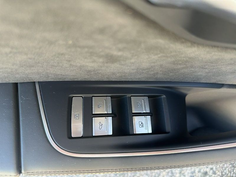 Audi A8 60 TDI V8 Quattro 320kW - fotka 21 z 32