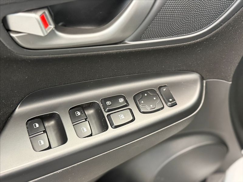 Hyundai Kona 1,6 T-GDI COMFORT 4X4 AT - fotka 14 z 18