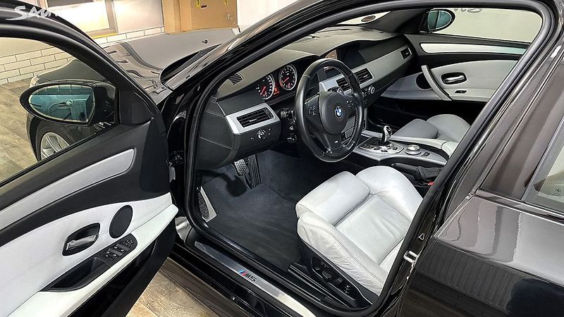 BMW M5 5.0 V10 Touring - fotka 16 z 34