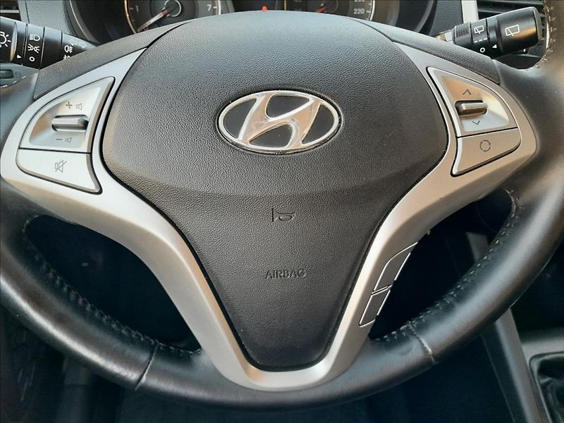 Hyundai ix20 1,6i 91kW 38 000km - fotka 36 z 54
