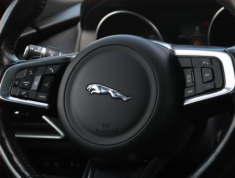 Jaguar F-Pace (2017) 20d AWD, 4X4, Automat - fotka 22 z 22