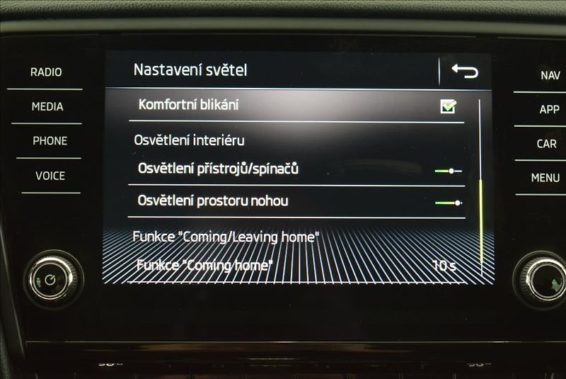 Škoda Octavia 1,6 TDi, DSG,NAVI,serviska, - fotka 27 z 40