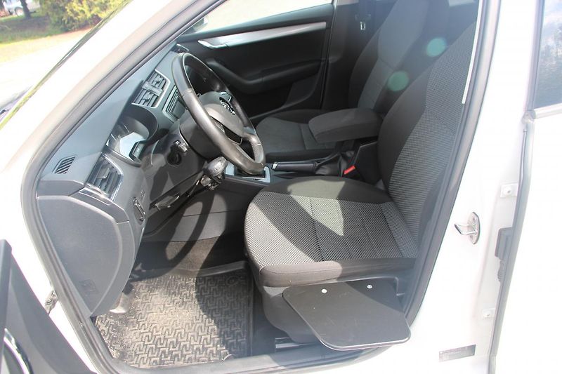 Škoda Octavia 1,6 TDI DSG KLIMA     - fotka 7 z 12