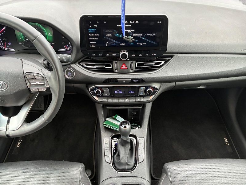 Hyundai i30 (2021) STYLE 1.5T-GDI HYBDID 118kW CZ - fotka 10 z 11