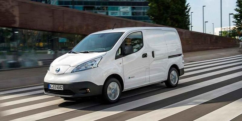 Nissan Leaf patří k menším autům, přesto stojí téměř tři čtvrtě milionu korun