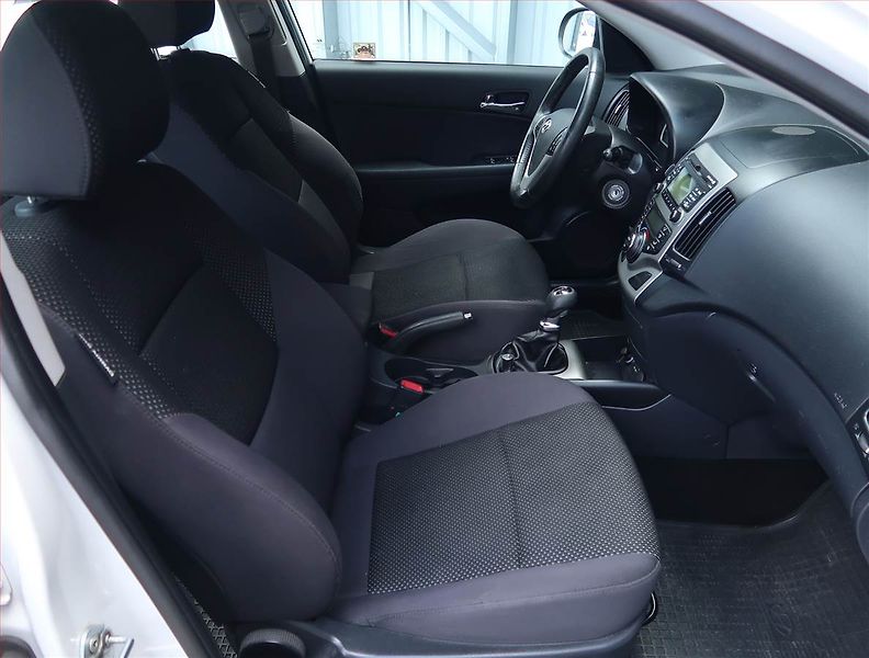 Hyundai i30 (2012) 1.6 CVVT, Tempomat - fotka 9 z 15