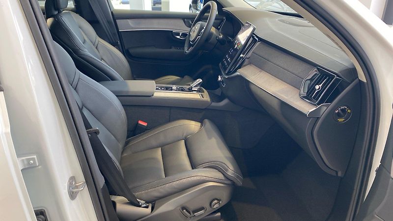 Volvo XC90 (2026) ULTRA DARK, B5 AWD, 184+10 kW - fotka 13 z 13
