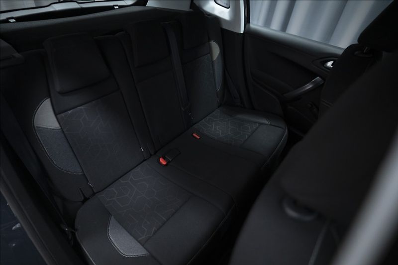 Peugeot 2008 1,2 i 1. AUT. AC VÝHŘEV 1. MAJ - fotka 11 z 36