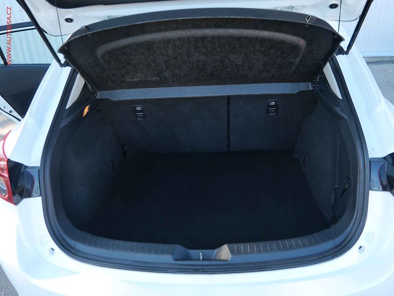 Mazda 3 (2014) 1.5i, ČR, AC, temp - fotka 7 z 24