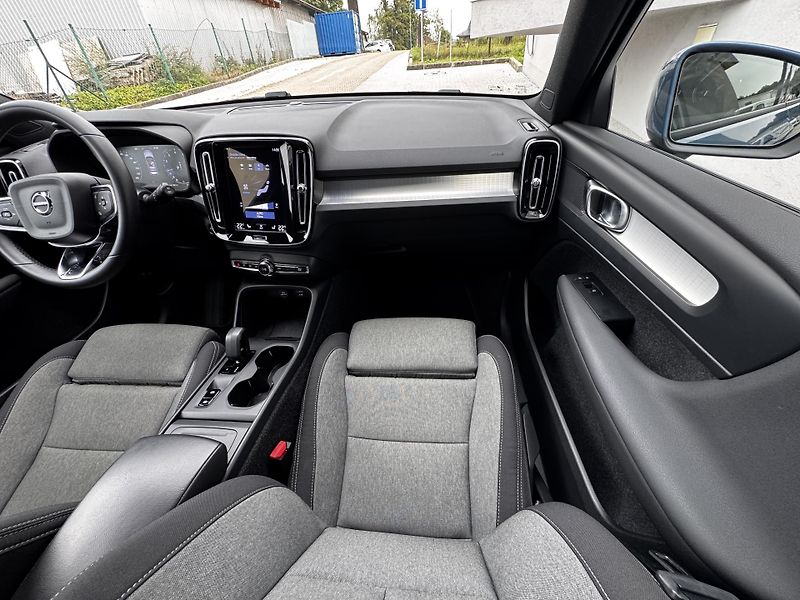 Volvo XC40 T2 FWD MOMENTUM // 1. maj. - fotka 18 z 41