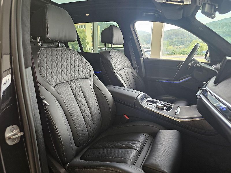 BMW X7 xDrive40d - fotka 17 z 36