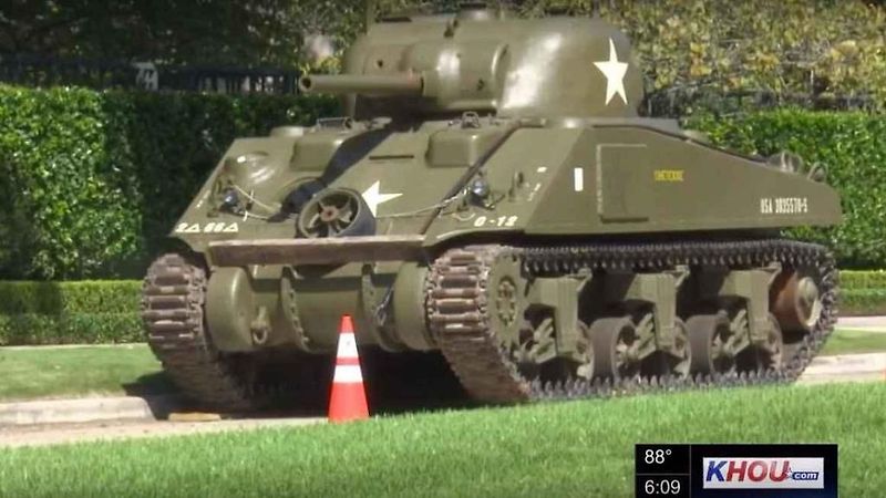 Buzbeeho tank Sherman zaparkovaný na ulici.