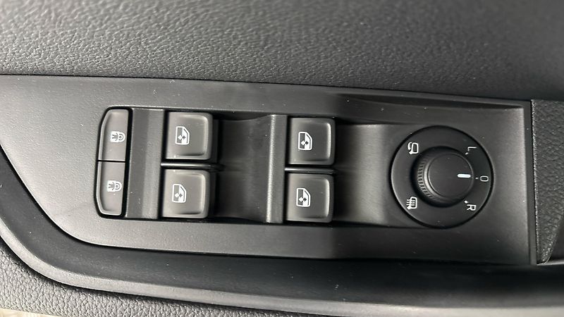 Škoda Superb 2.0 TDI DSG Style Combi - fotka 22 z 28