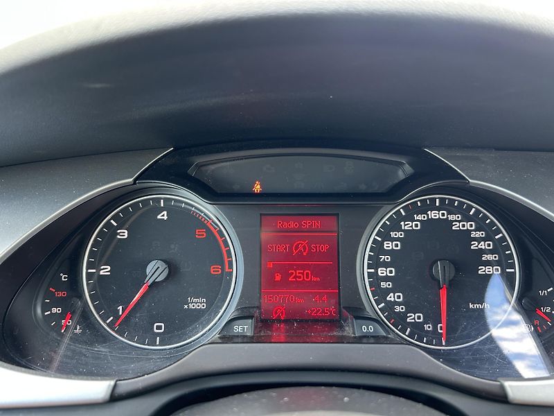 Audi A4 (2010) 2.0 TDi 105 KW manuál  - fotka 16 z 24