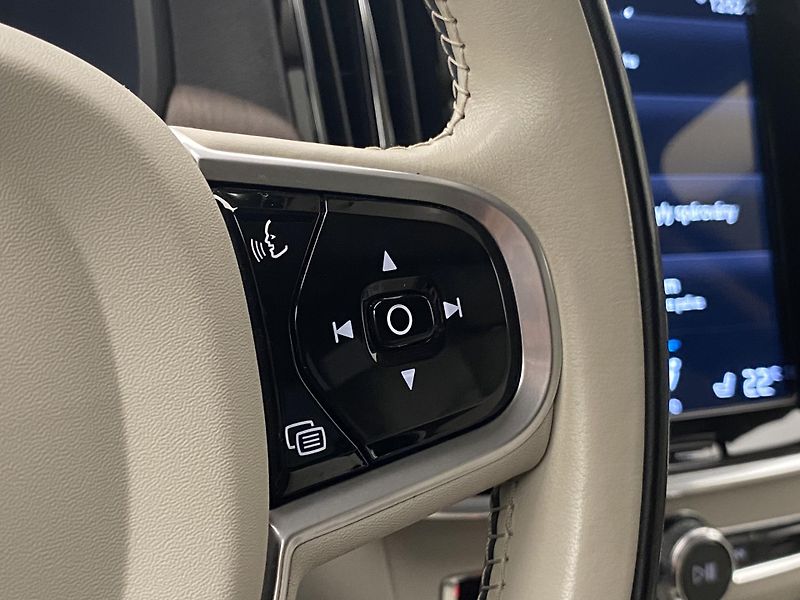 Volvo V90 CC B4 AWD MOMENTUM AUT - fotka 21 z 52
