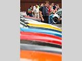 PORSCHE MNOHA PODOB A BAREV. Automobily Porsche přilákaly na výstaviště stovky lidí, kteří obdivovali jejich rozmanitost a nádheru. Pro mnohé z nich je tahle značka srdeční záležitostí.