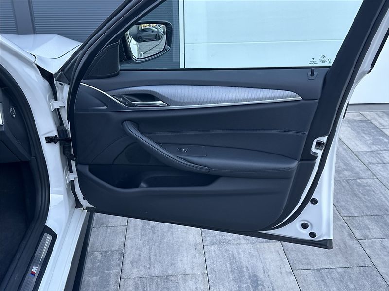 BMW Řada 5 3,0 530d 265PS  M Performance - fotka 18 z 54