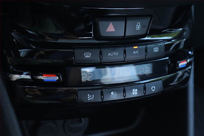 Peugeot 2008 (2019) 1.2 PureTech, Serv.kniha, Navi - fotka 13 z 25