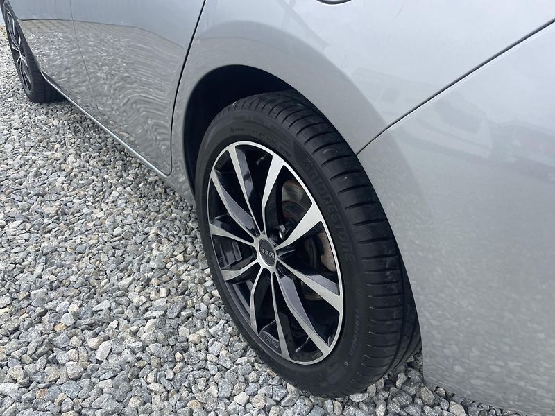 Toyota Auris 1.8i 16v HYBRID AUT SERVIS TOP - fotka 33 z 172