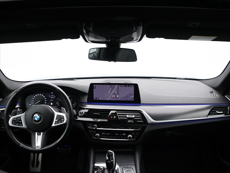 BMW Řada 5 3,0 530d xD CZ M-Sport HUD DPH - fotka 32 z 40
