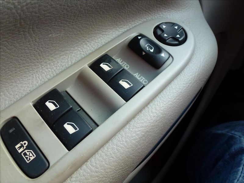 Citroën C3 Picasso 1,6 HDi Exclusive světlá kůže - fotka 31 z 47