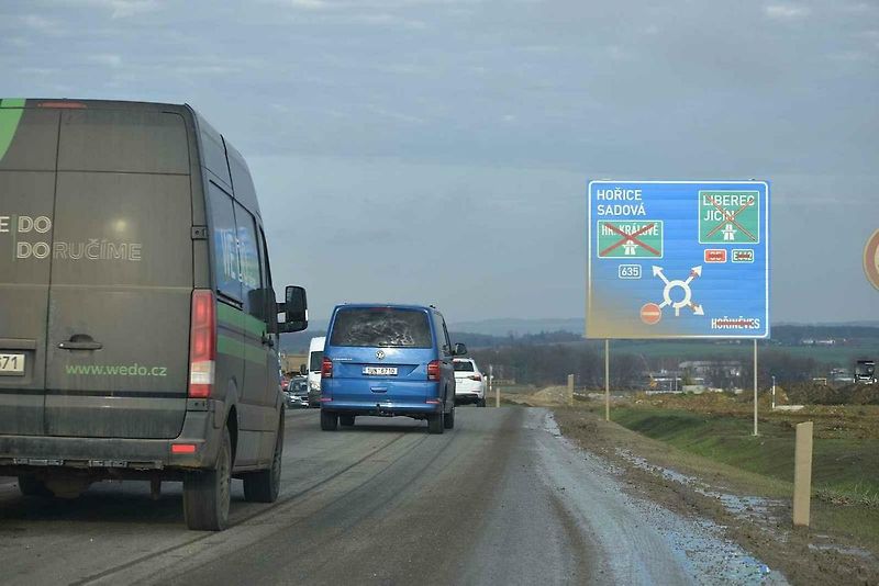 Křižovatka před Sadovou, tady bude konec otevřeného úseku od Hradce Králové.