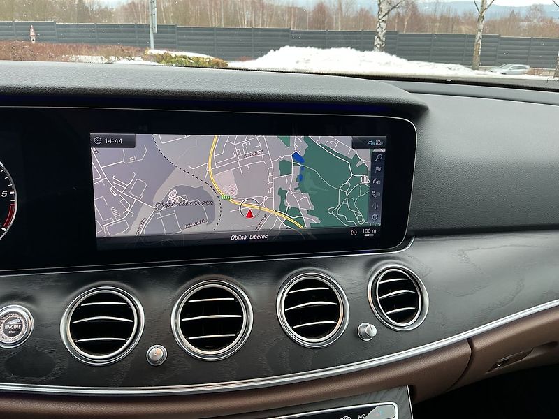 Mercedes-Benz Třídy E 220 d AVANTGARDE 4MATIC - fotka 14 z 28