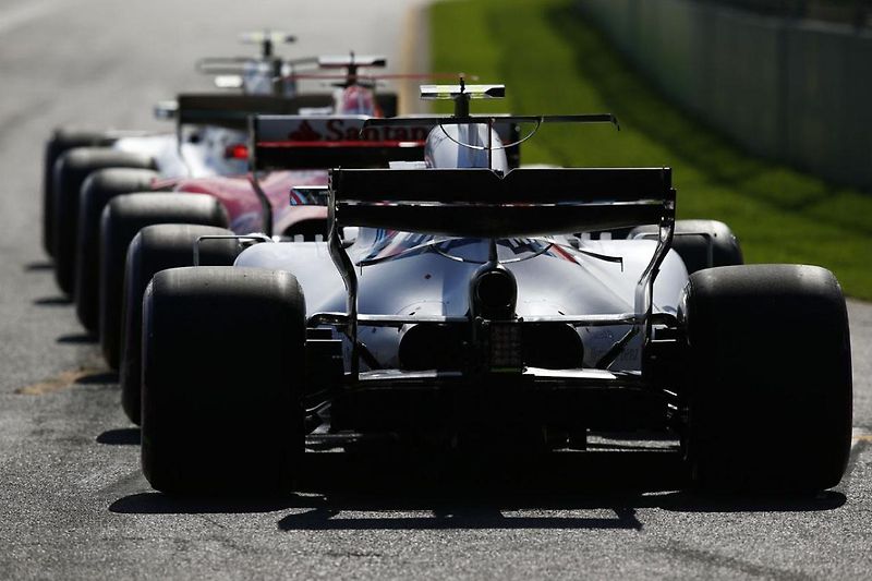 F1 2017 GP Austrálie - Sebastian Vettel (Ferrari) si užívá gratulace po příjezdu do pit lane