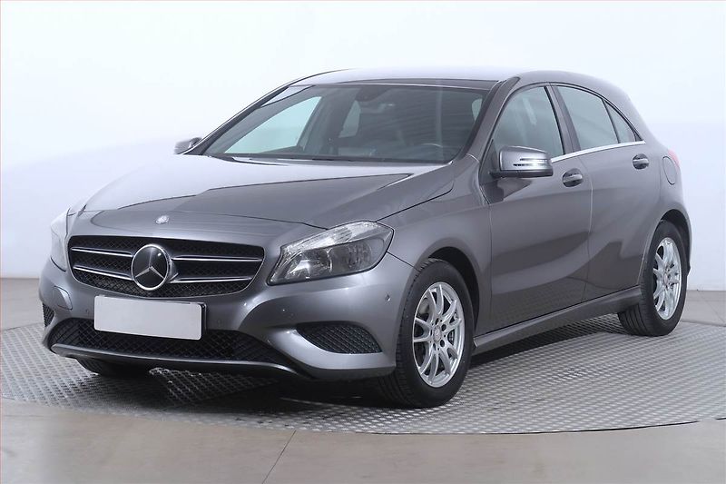 Mercedes-Benz Třídy A (2014) A 180, Park. senzory - fotka 2 z 19