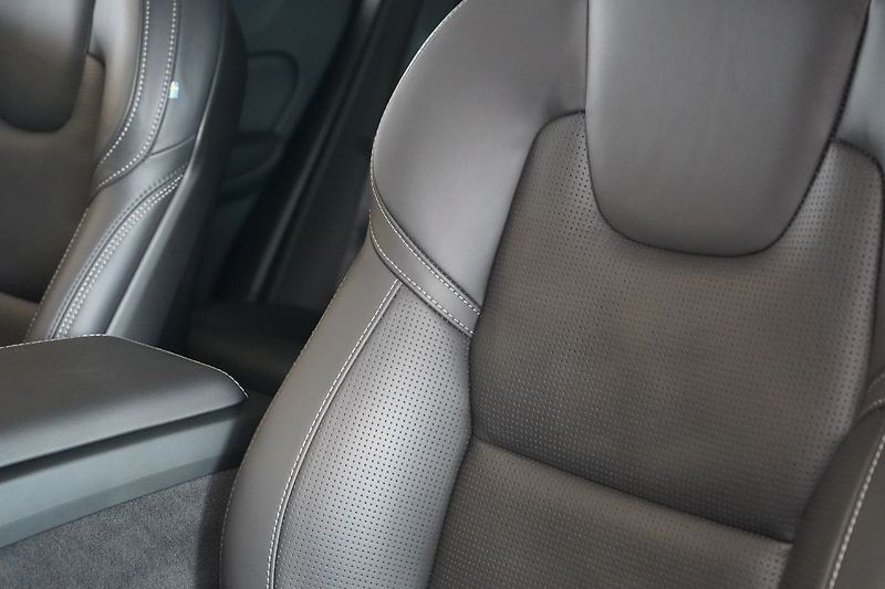 Volvo XC60 B5 AWD Plus Dark, Ventilace - fotka 20 z 46