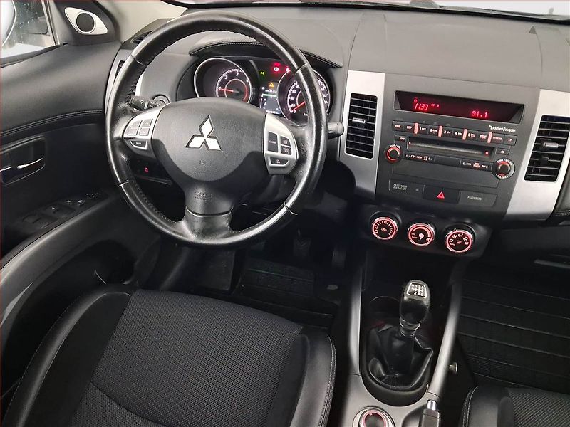Mitsubishi Outlander (2013) 2.2 DI-D, 4X4, 7 míst - fotka 7 z 21