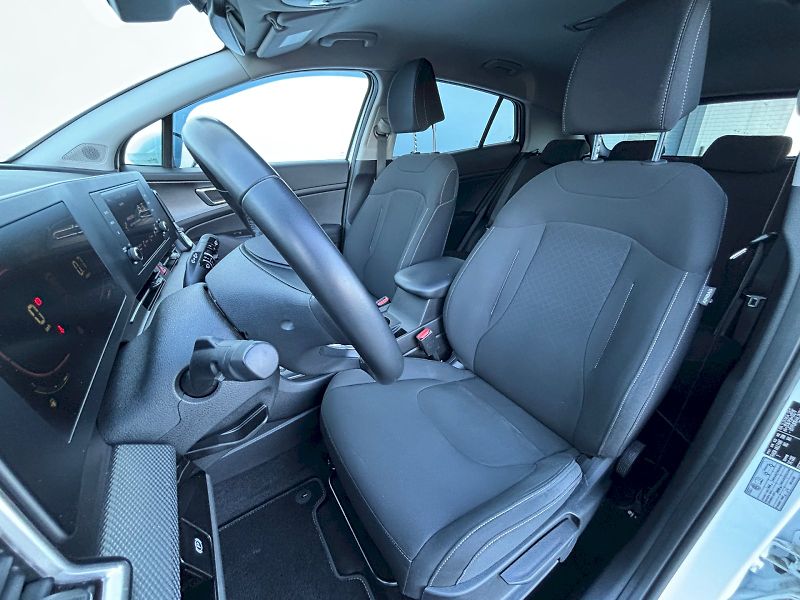 Kia Sportage (2022) 1.6 T-GDI 110kW - fotka 6 z 35