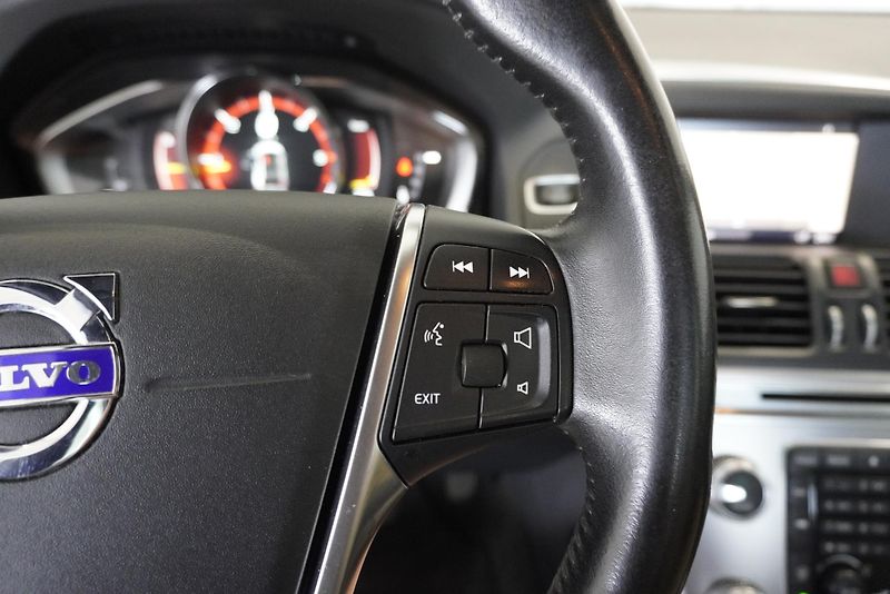 Volvo XC60 2,0 D4 AUTOMAT - fotka 18 z 32