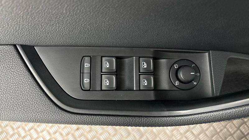 Škoda Superb 2.0 TDI DSG Style Combi - fotka 22 z 30
