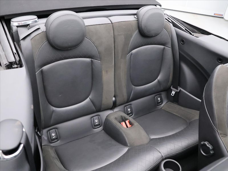 Mini Cooper 2,0 i JCW 170kW Cabrio Manual - fotka 21 z 39